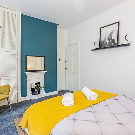 Coronation House By Yourstays - 3 Bedroom House In Newcastle-Under-Lyme Stoke-on-Trent المظهر الخارجي الصورة