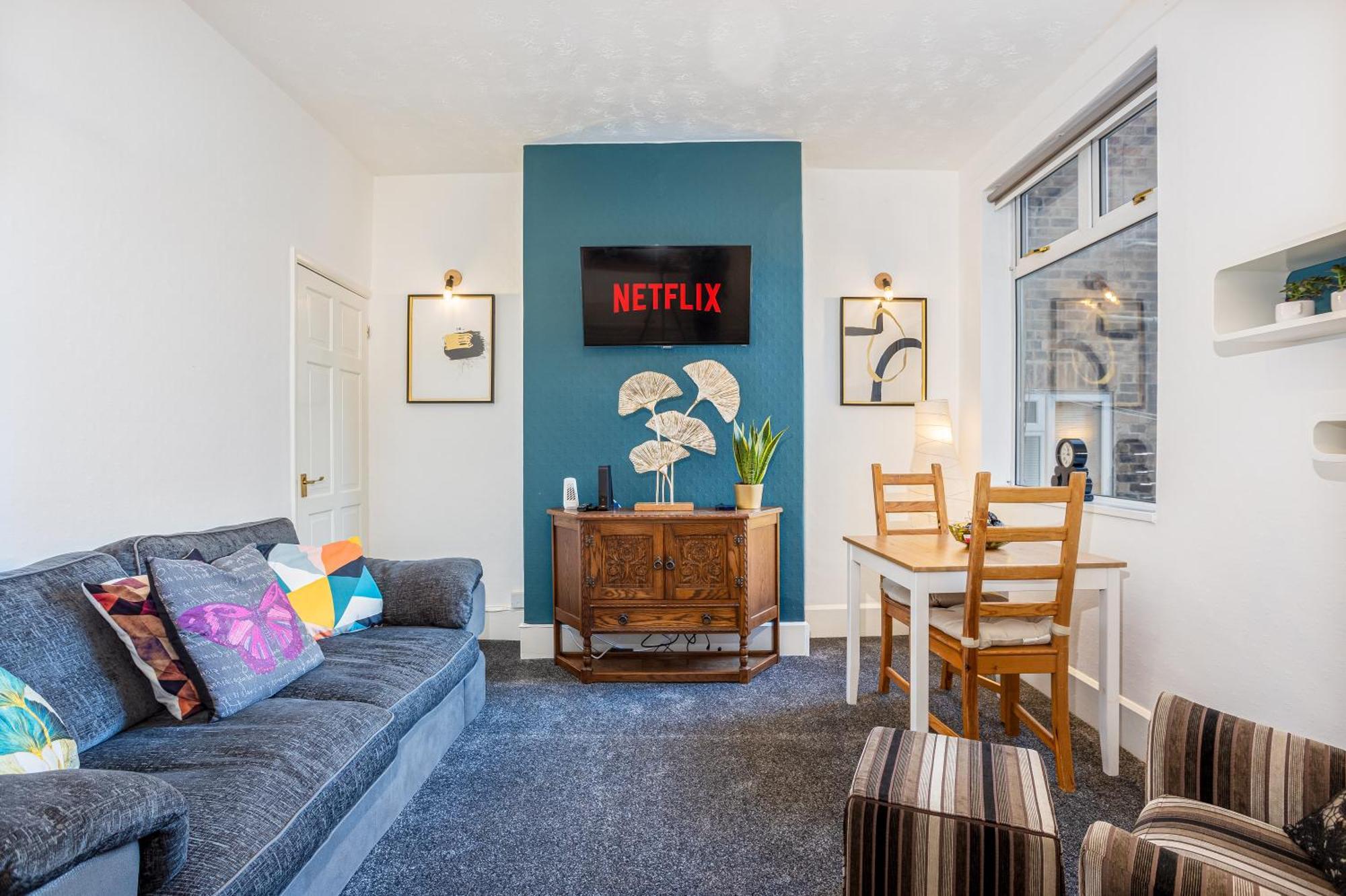 Coronation House By Yourstays - 3 Bedroom House In Newcastle-Under-Lyme Stoke-on-Trent المظهر الخارجي الصورة