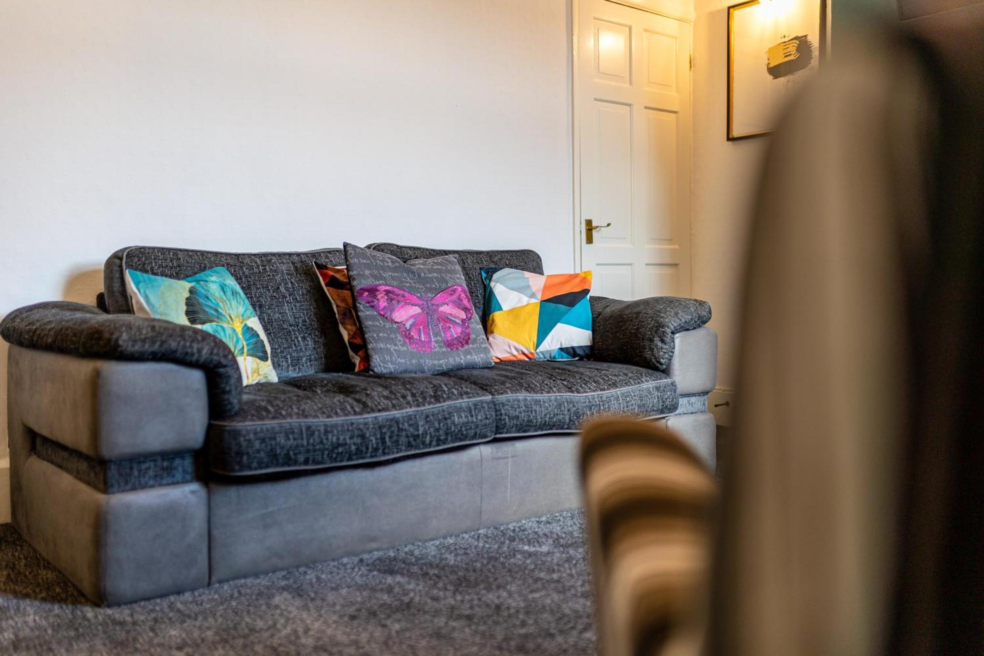 Coronation House By Yourstays - 3 Bedroom House In Newcastle-Under-Lyme Stoke-on-Trent المظهر الخارجي الصورة