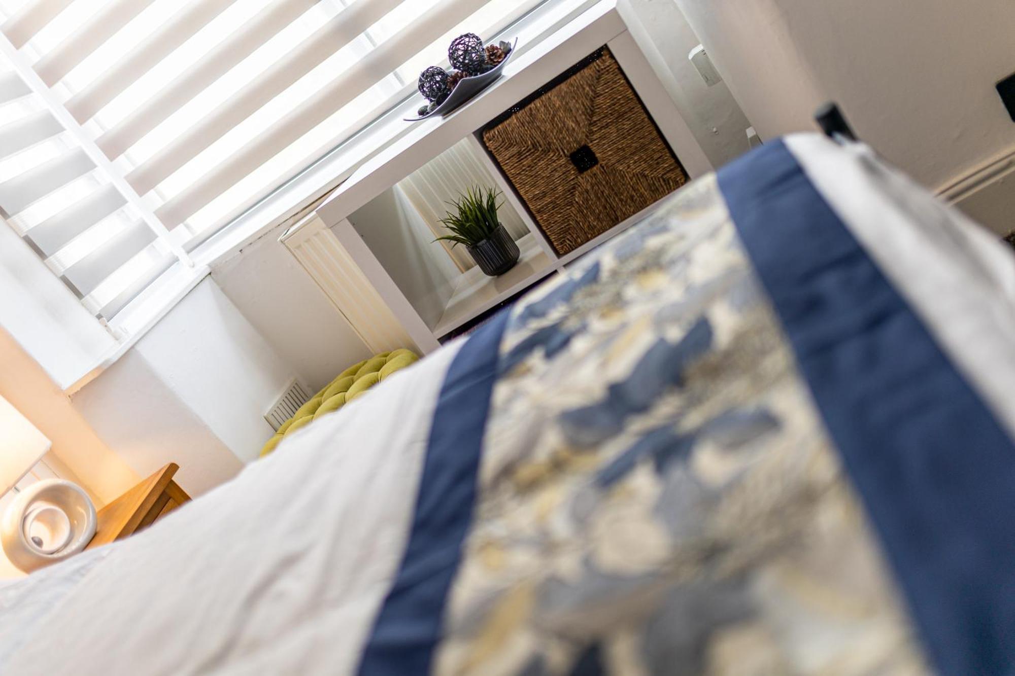 Coronation House By Yourstays - 3 Bedroom House In Newcastle-Under-Lyme Stoke-on-Trent المظهر الخارجي الصورة