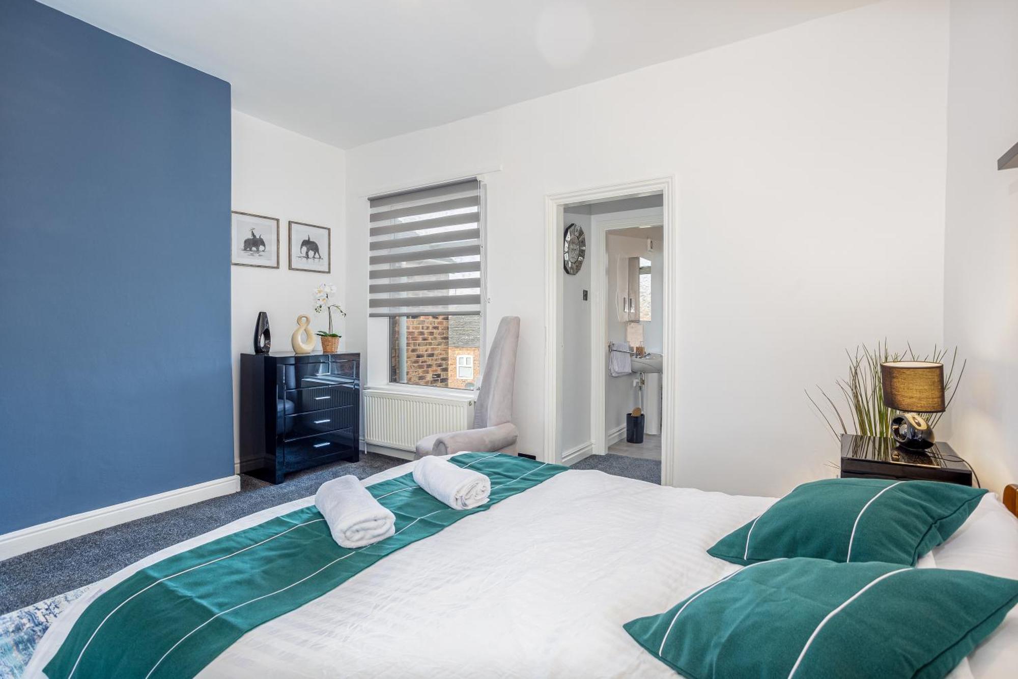 Coronation House By Yourstays - 3 Bedroom House In Newcastle-Under-Lyme Stoke-on-Trent المظهر الخارجي الصورة