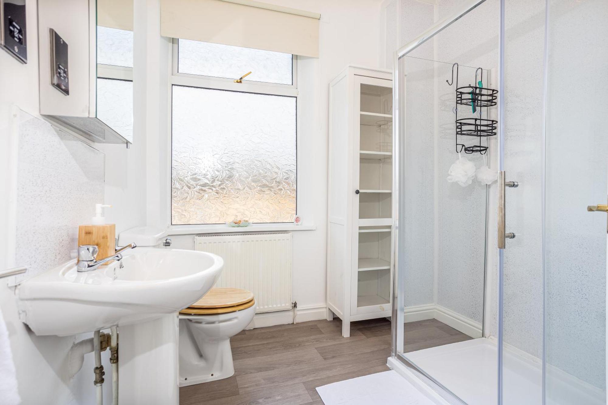 Coronation House By Yourstays - 3 Bedroom House In Newcastle-Under-Lyme Stoke-on-Trent المظهر الخارجي الصورة