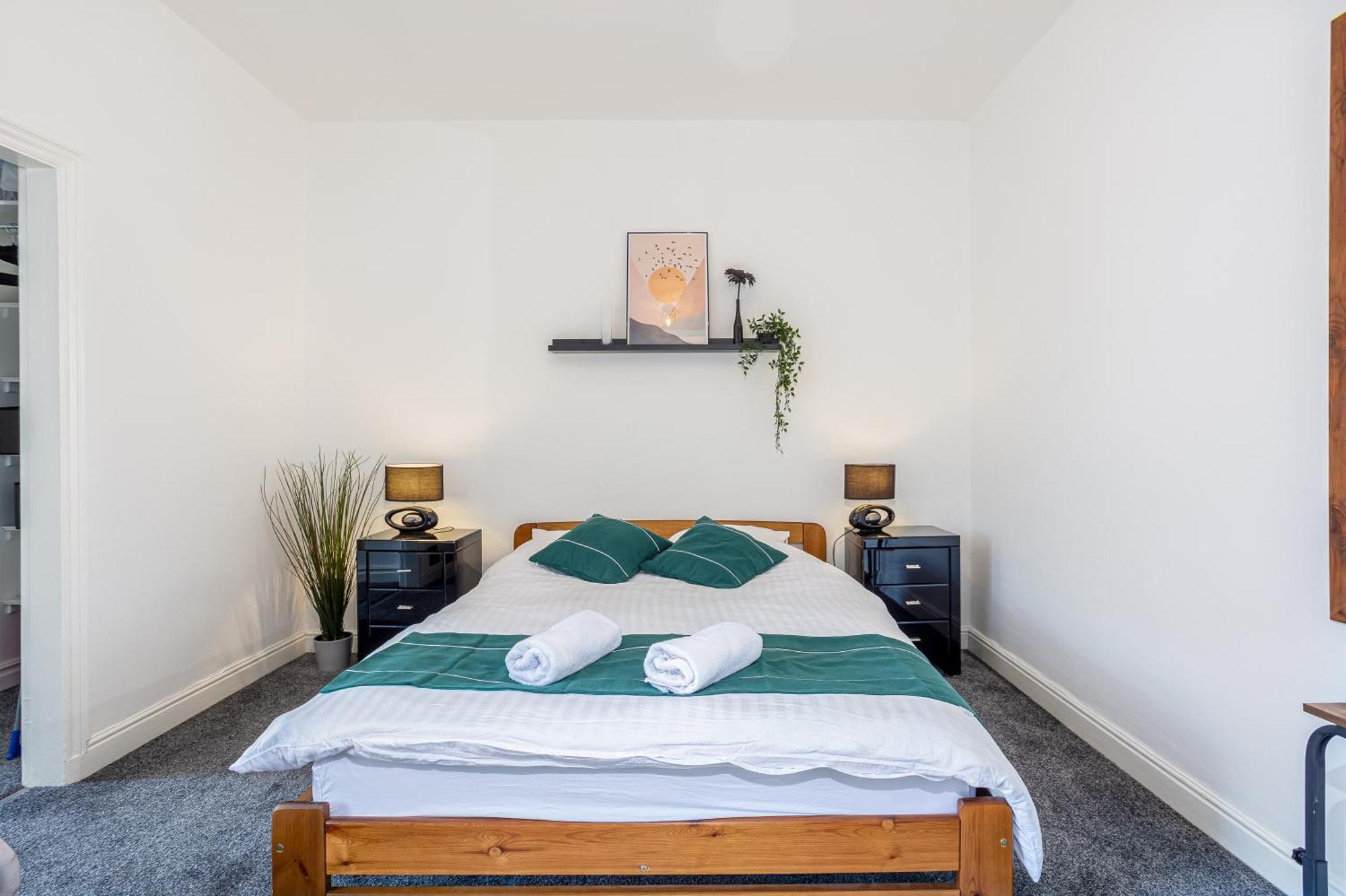 Coronation House By Yourstays - 3 Bedroom House In Newcastle-Under-Lyme Stoke-on-Trent المظهر الخارجي الصورة