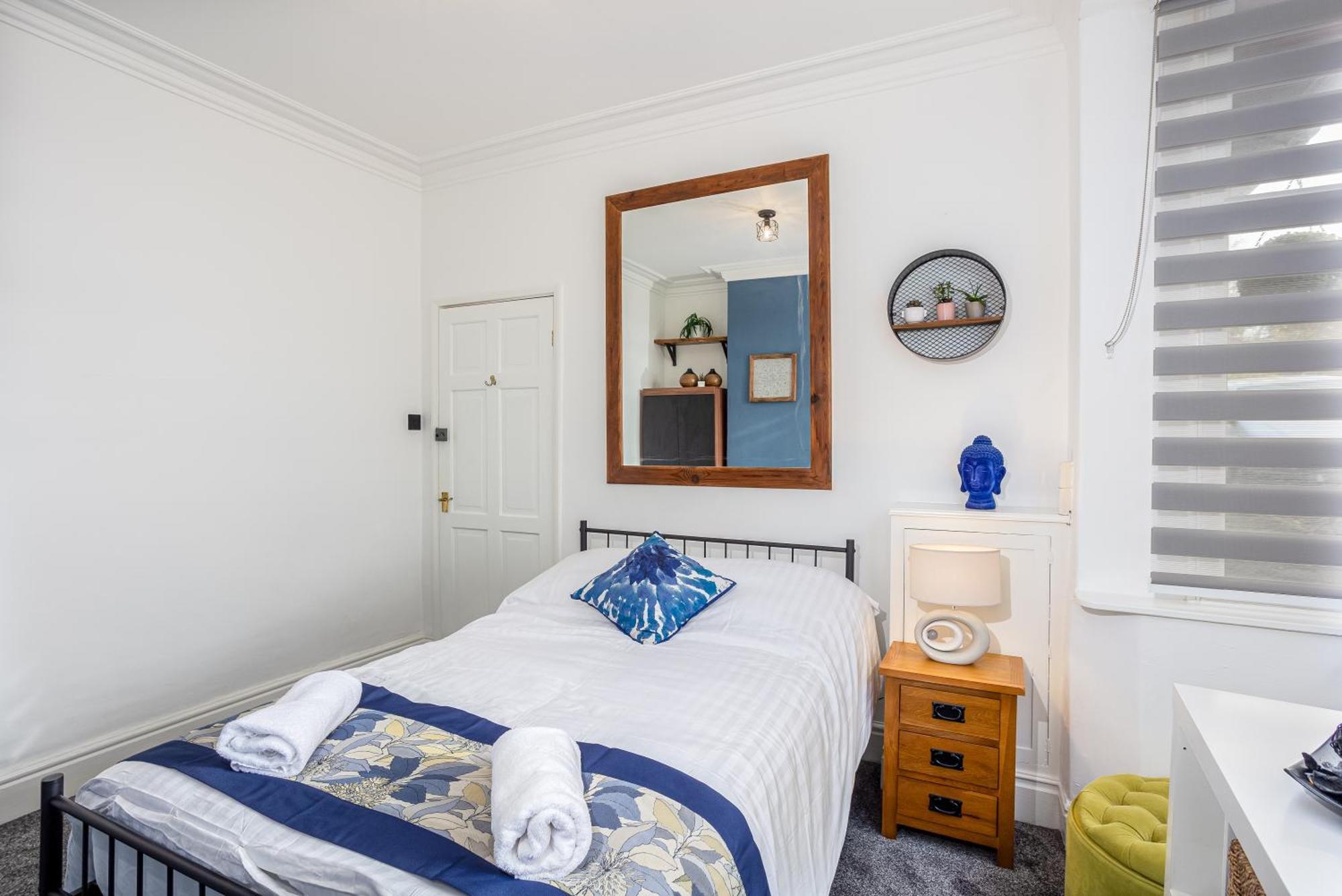 Coronation House By Yourstays - 3 Bedroom House In Newcastle-Under-Lyme Stoke-on-Trent المظهر الخارجي الصورة